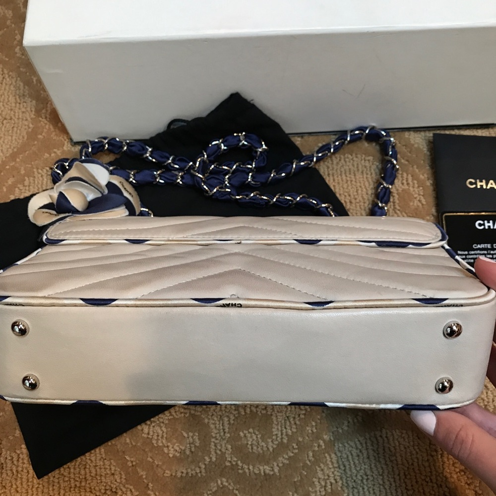 Chanel beige/grey classic quilted bag with flower - Picture 7 of 12